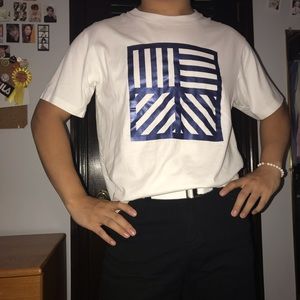 white uniqlo t-shirt